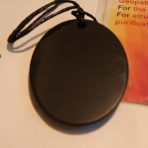 Pendentif shungite noire