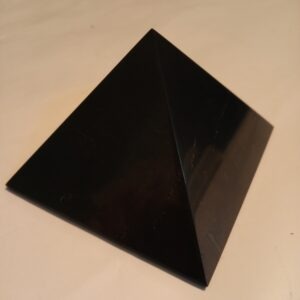 Pyramide en shungite de 7cm