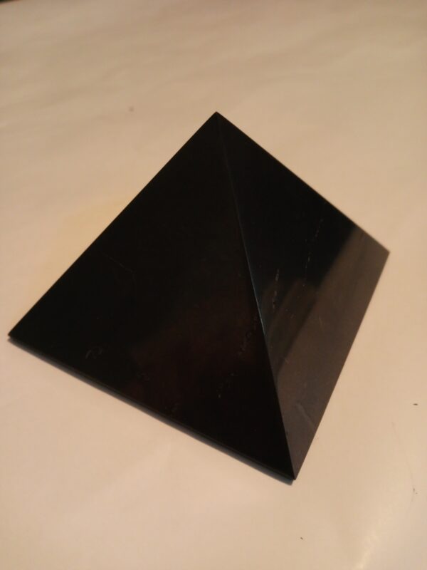 Pyramide en shungite de 7cm