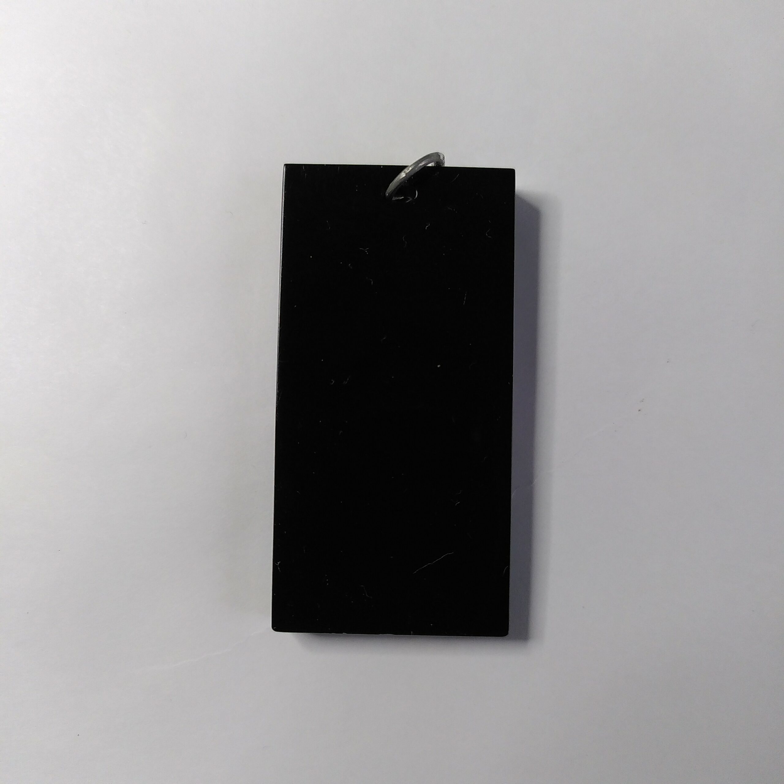 Pendentif rectangulaire noir protection